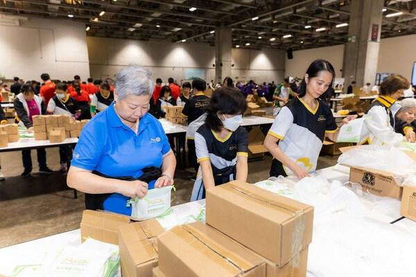 澳门金沙网络金沙中国团队成员与澳门扶轮社会员为洁世制作逾27000个福袋